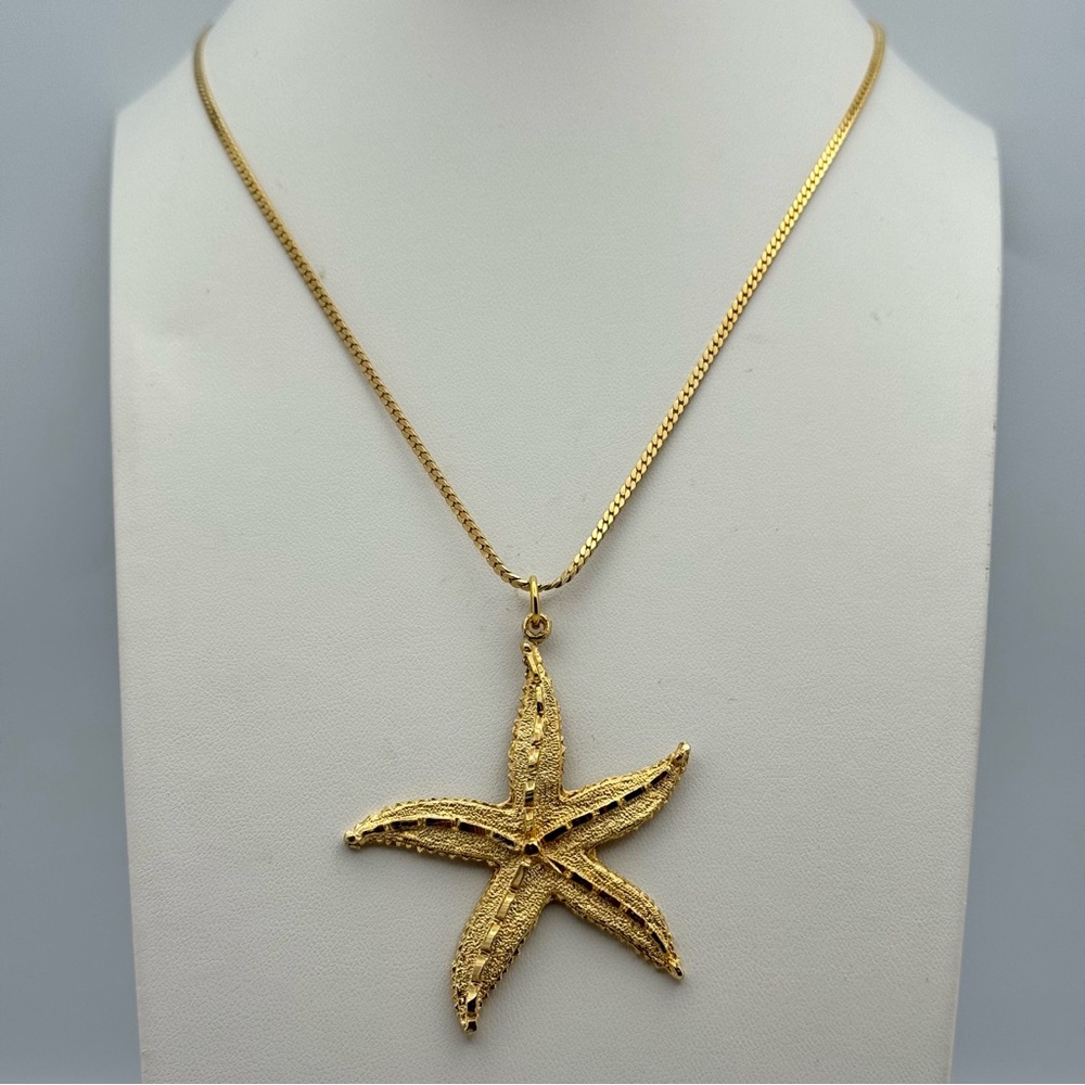 Beautiful Gold Tone Starfish Pendant Necklace Coastal Beach Statement
